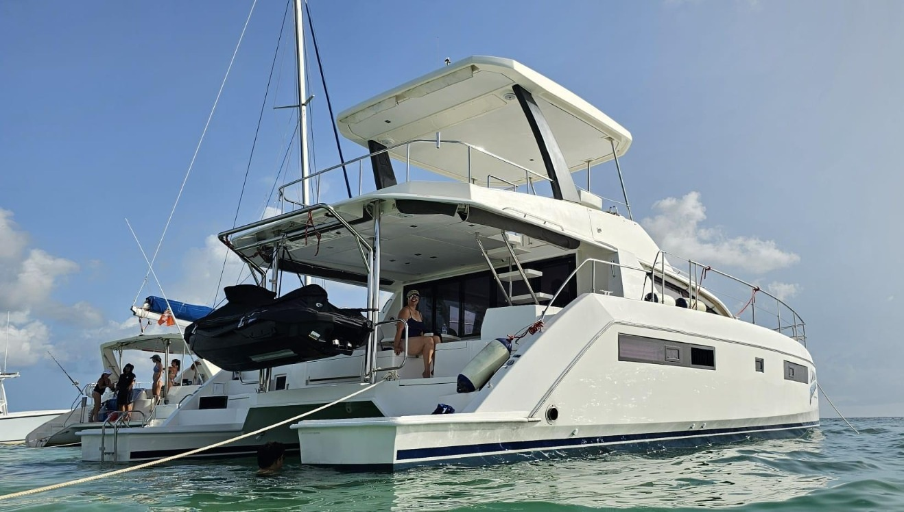 2 - Leopard 43 cayman snorkelling