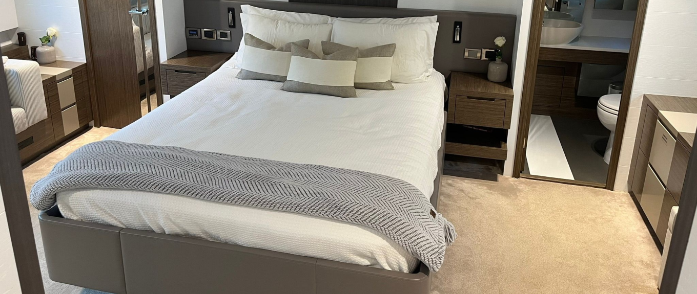 Cayman Luxury Charter Boat - Pearl 80 cabin