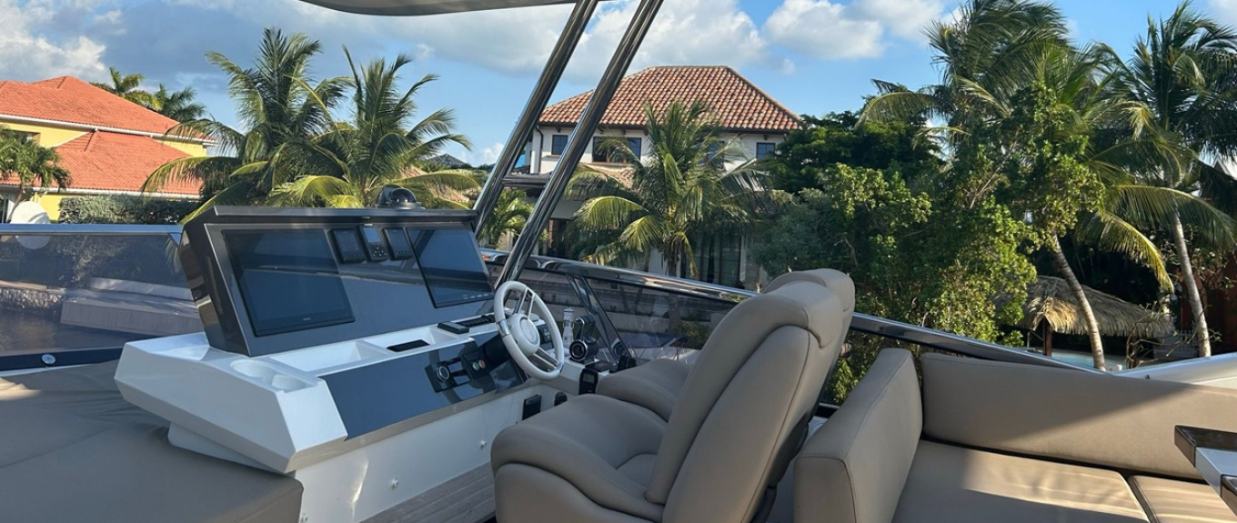 Cayman Luxury Charter Boat - Pearl 80 helm station
