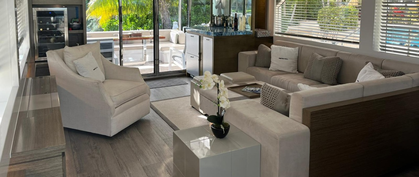 Cayman Luxury Charter Boat - Pearl 80 salon